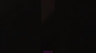 《台湾情侣泄密》非常可爱的青涩学生妹一边讲电话一边被射爆 (1)