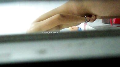 学校保安女生宿舍楼爬窗偷窥几个女生洗澡卧槽！靠窗的这位B毛可真浓郁性欲一定很强